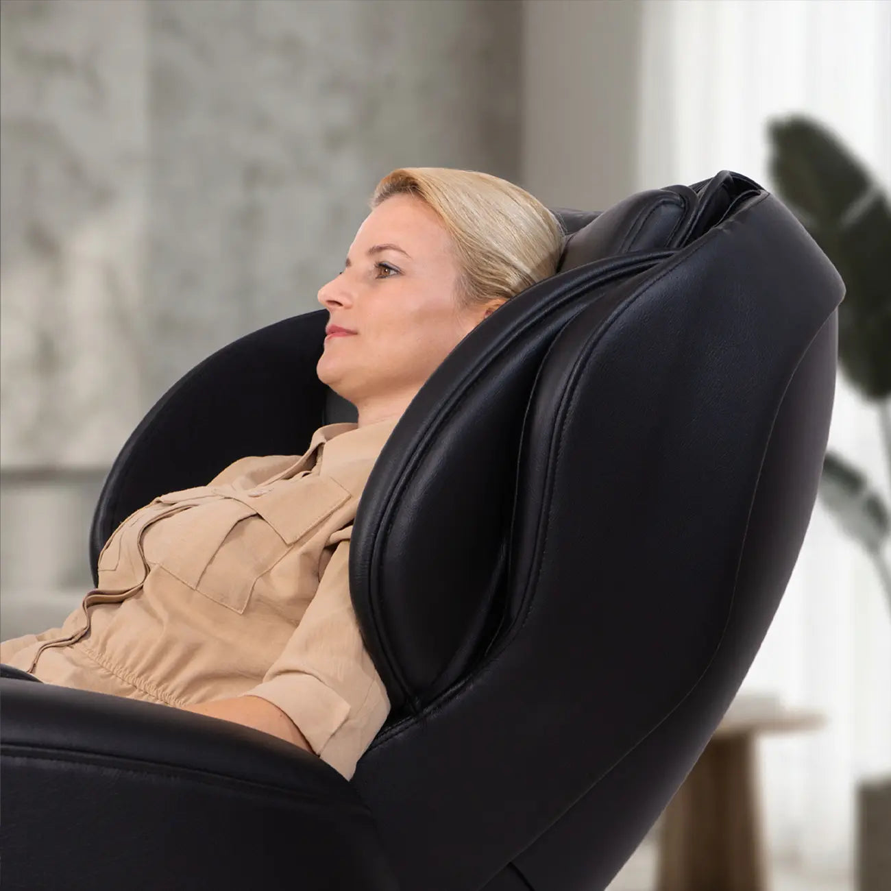 Fujiiryoki JP-2000 high-end Japanese massage chair with intelligent therapy modes
