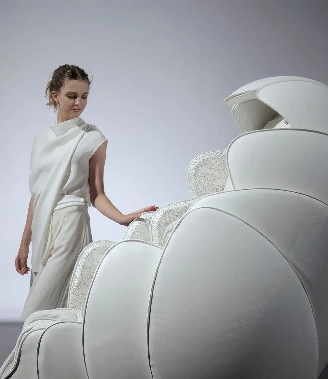 The distinctive cocoon shape offers a sense of privacy and comfort, helping you fully switch off from your surroundings.