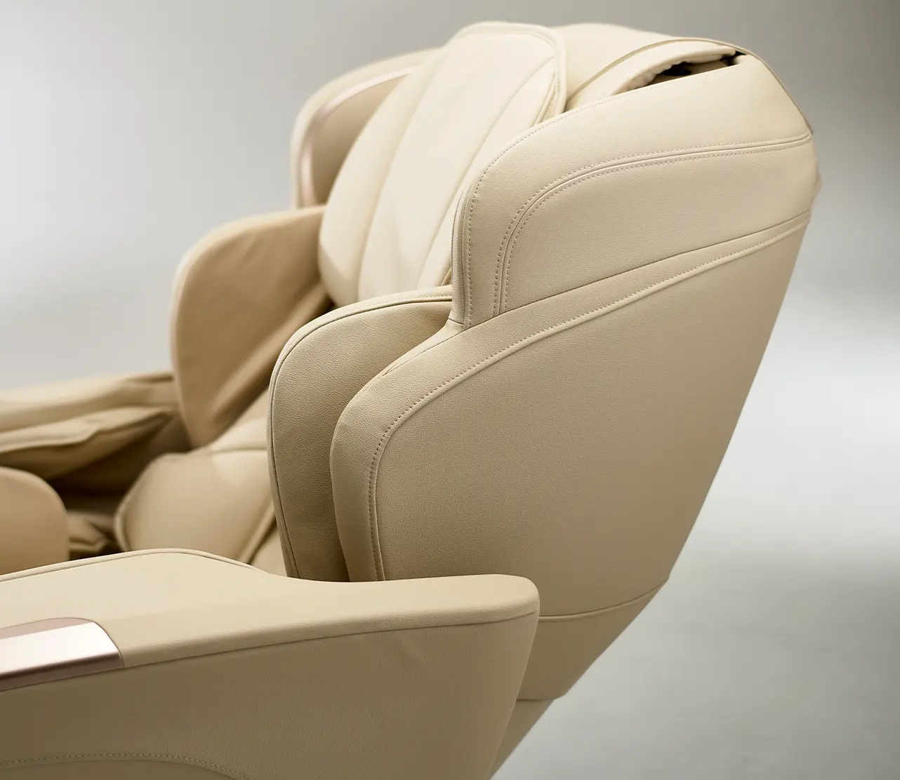 High-end Japanese massage chair Fujiiryoki JP-4000 Limited Edition with intelligent body scanning system